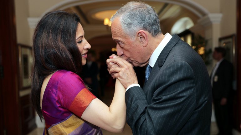 Marcelo na chegada à Índia, recebido pela embaixadora do país em Portugal, Nandini Singla.