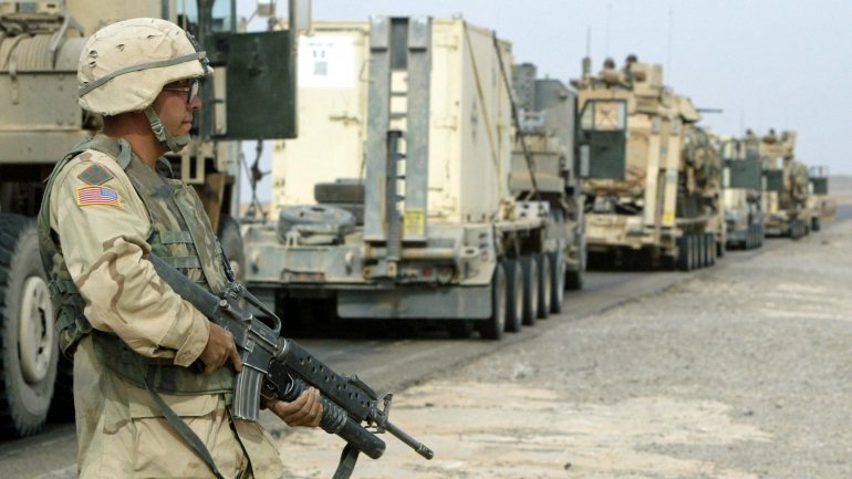 Soldado norte-americano na província iraquiana de Kirkuk, onde uma base militar foi atacada com um rocket na noite passada