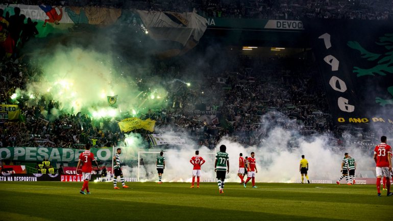 O setor da claque Juventude Leonina durante uma partida que opôs o Sporting ao rival Benfica
