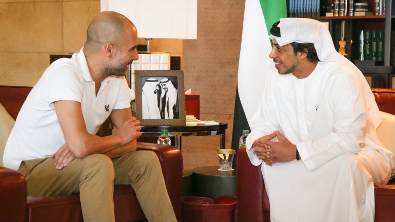 Técnico Pep Guardiola com o xeque Mansour Bin Zayed, proprietário do Manchester City