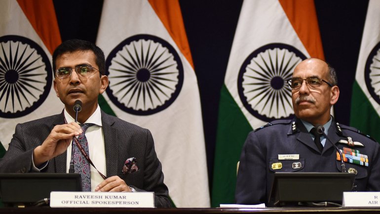 Raveesh Kumar, porta-voz do Ministério dos Negócios Estrangeiros da Índia (à esquerda), fala numa conferência de imprensa em Nova Deli acompanhado de R.G.Kapoor, vice-chefe do Estado Maior da Força Aérea indiana (à direita)
