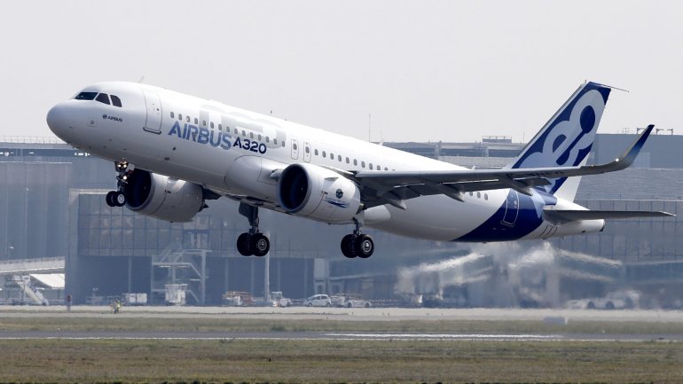 Para a Airbus, esta decisão &quot;cria mais instabilidade para as companhias aéreas norte-americanas, que já sofrem com a falta de aeronaves.&quot;