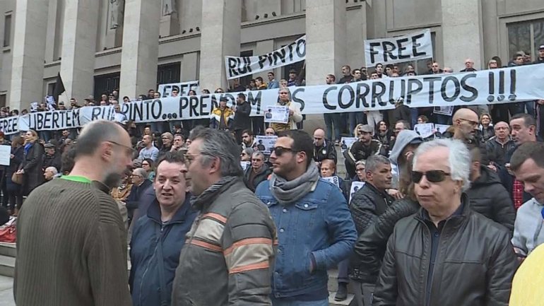Manifestação convocada nas redes sociais reuniu cerca de 500 pessoas frente ao Tribunal da Relação do Porto
