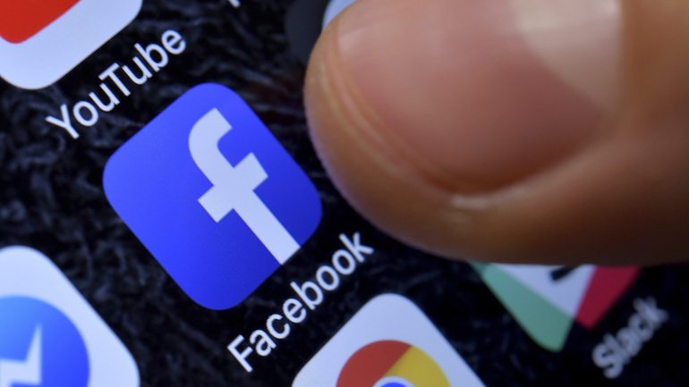 Na rede social Facebook o jornalista usa o nome do filho para poder estar registado