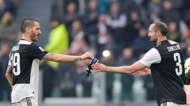 Bonucci passa a braçadeira a Chiellini no grande momento da vitória da Juventus frente ao Brescia que não teve Ronaldo