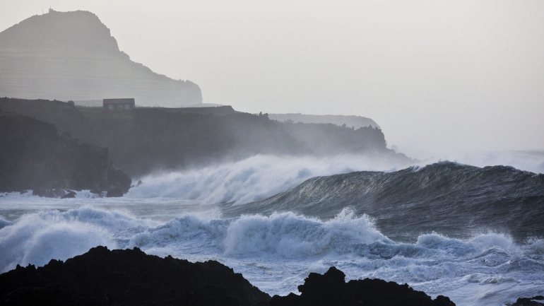 O IPMA colocou também sob aviso amarelo os distritos de Setúbal, Beja e Faro devido à previsão de agitação marítima forte, com ondas de noroeste com 4 a 5 metros até às 6h de quarta-feira