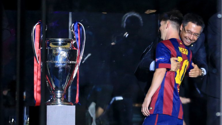 O avançado do Barcelona Leo Messi abraçado ao presidente do clube, Bartomeu. O dirigente era defendido em &quot;contas fantasma&quot; criadas por uma empresa &quot;patrocinada&quot; pelo clube, ao contrário do argentino que chegou a ser criticado