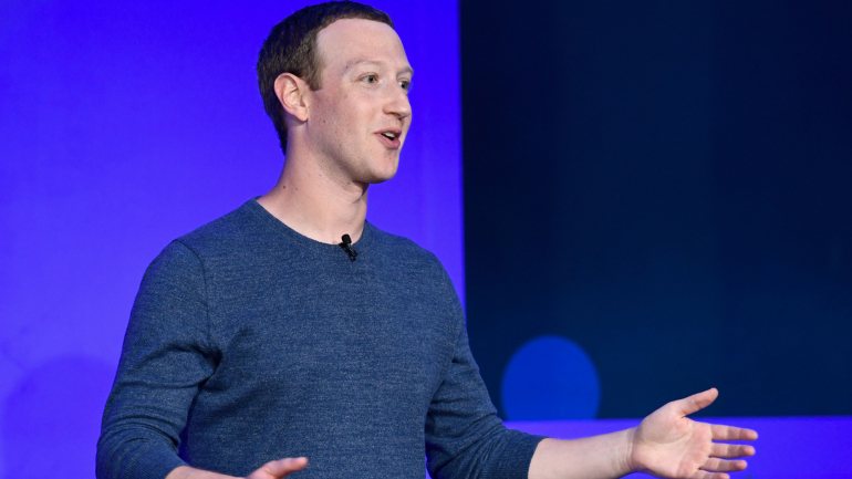 Mark Zuckerberg é o fundador e presidente executivo do Facebook. Desde 2018 tem batalhado por recuperar a confiança dos utilizadores nas plataformas que detém a rede social com o mesmo nome, o Instagram e o WhatsApp