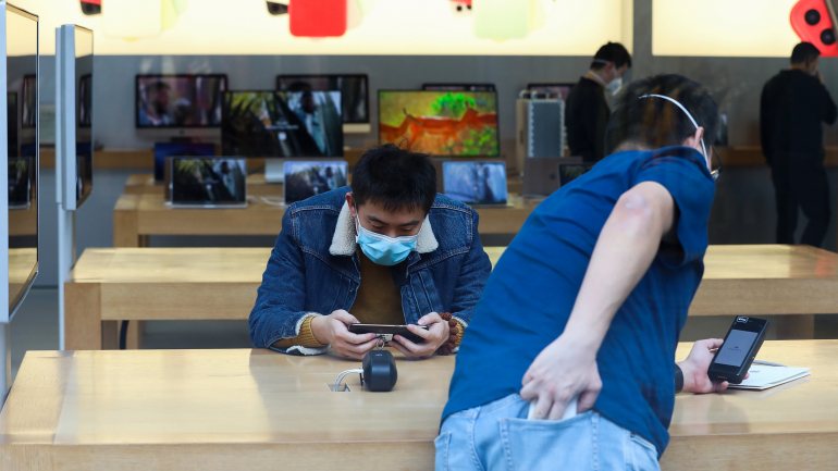 A maior parte das lojas da Apple na China estão fechadas e as fábricas demoram a retomar a produção