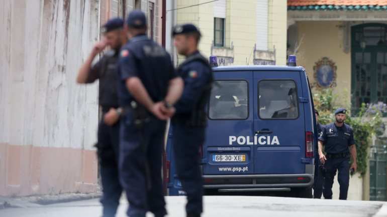 Os últimos dias no Porto foram marcados também por registos de contentores queimados e de estátuas pintadas com lágrimas azuis, mas as autoridades nunca correlacionaram os factos
