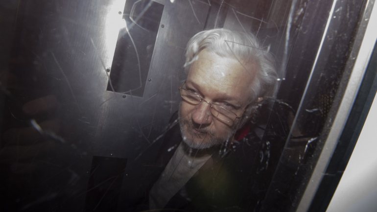 A extradição de Julian Assange foi pedida pelos Estados Unidos por 18 presumíveis delitos de espionagem e conspiração por cometer ingerência informática