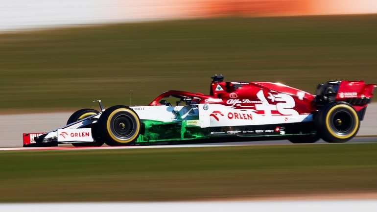 O segundo dia de testes terminou 17 minutos mais cedo depois de um despiste de Raikkonen entre as curvas oito e nove do circuito catalão