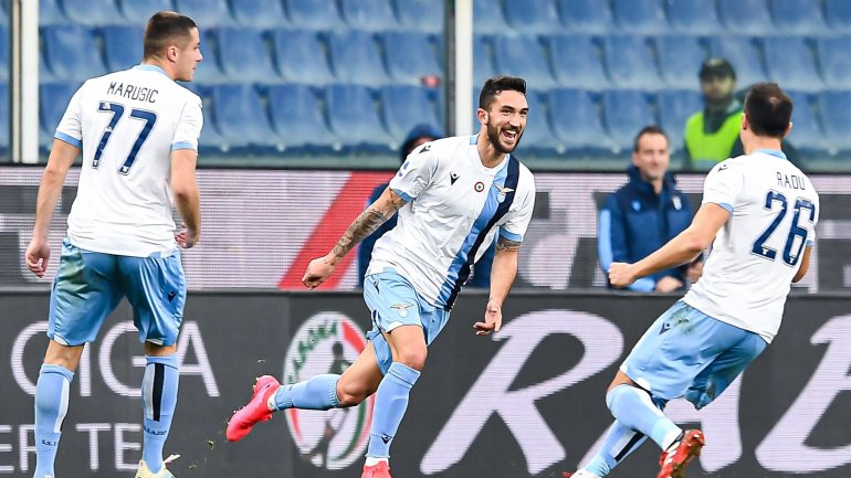 A Lazio destacou-se provisoriamente do Inter Milão, que soma 54