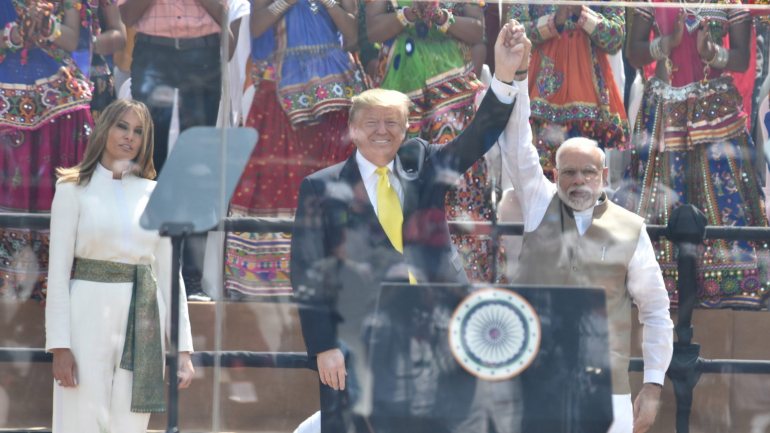 Modi deu a Trump uma receção jubilosa com milhares de pessoas nas ruas, incluindo um desfile de centenas de dançarinos e músicos em trajes tradicionais coloridos