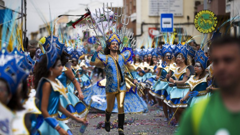 Figurantes desfilam durante uma festa de Carnaval de Loures que contou com 15 carros alegóricos e mais de 2000 figurantes. JOSÉ SENA GOULÃO/LUSA
