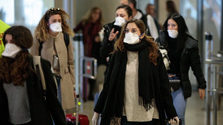 O uso de máscaras médicas passou a ser corrente em Itália e em Espanha. A foto retrata a chegada de passageiros italianos ao aeroporto de Valência