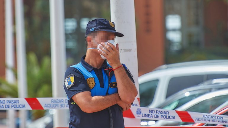 Polícia guarda hotel em Tenerife onde cerca de 1000 turistas estão em quarentena. Europa Press via Getty Images