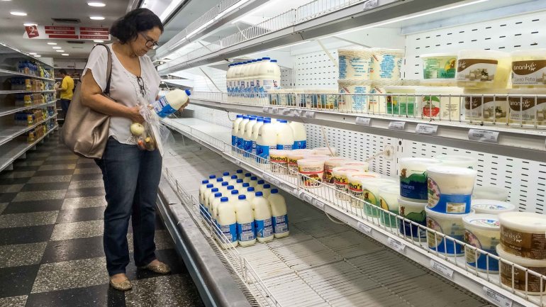 Prateleiras vazias nos supermercados é uma realidade do dia-a-dia dos venezuelanos