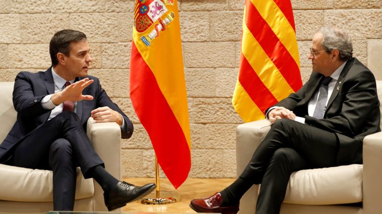 Pedro Sánchez cumpre o compromisso negociado com o partido independentista Esquerda Republicana da Catalunha de criar uma &quot;mesa de diálogo&quot; com o executivo regional