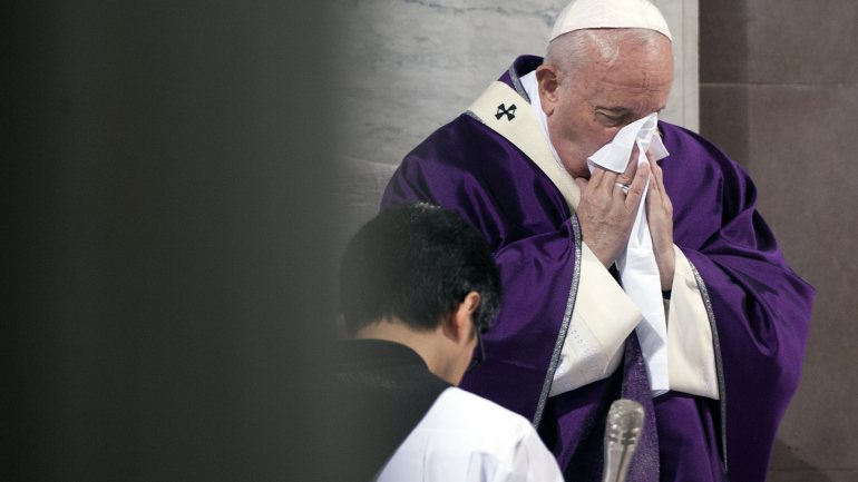 O Papa Francisco foi visto a assoar-se várias vezes durante a celebração de quarta-feira de cinzas na quarta-feira