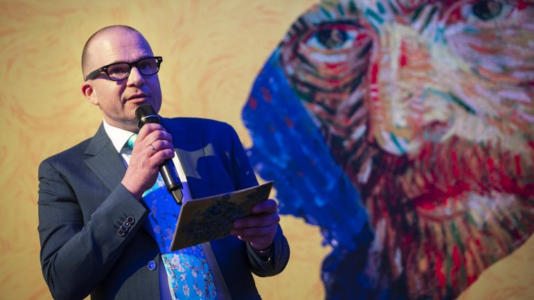 Adriaan Dönszelmann faz parte da equipa do Museu van Gogh desde 2011. Ocupou vários cargos ao longo dos anos. Hoje é diretor-geral da instituição