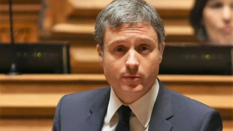 Pedro Coimbra, presente no momento da votação, anunciou que, ao abrigo do estatuto do deputado, se declarava impedido de votar o parecer da comissão de Transparência e Estatuto dos Deputados sobre o seu caso