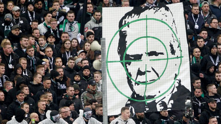 Adeptos do Borussia Mönchengladbach já tinham também protestado contra Hopp (e do Dortmund, e do Colónia...)