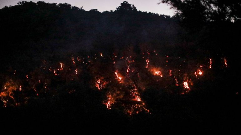 Habitantes de Lesbos incendeiam centro de acolhimento