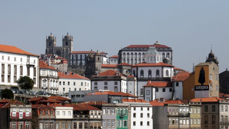 No local encontram-se a Proteção Civil, Polícia Municipal e Bombeiros Sapadores do Porto