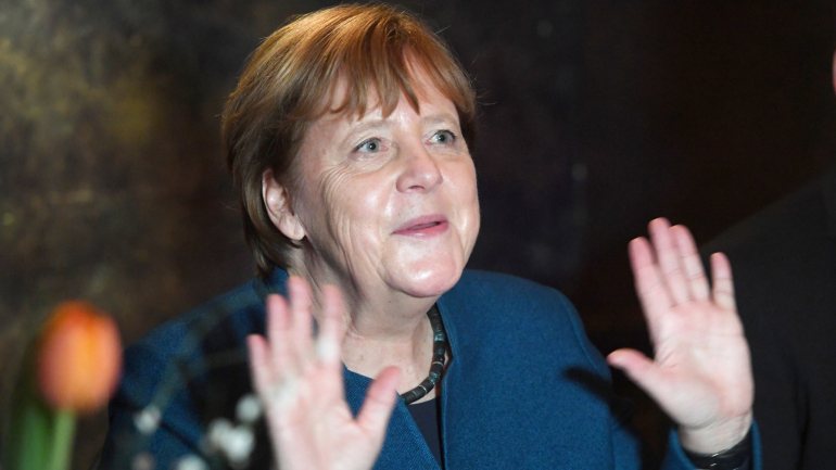 Angela Merkel ficou pendurada esta segunda-feira, depois de ter tentado dar um aperto de mã. Reagiu bem: &quot;Essa é que é a coisa certa a fazer!&quot;