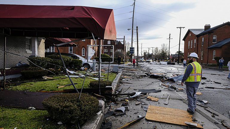 Moradores do histórico bairro de Germantown, em Nashville, estavam desanimados face ao quadro de destruição, enquanto equipas de emergência encerravam as estradas
