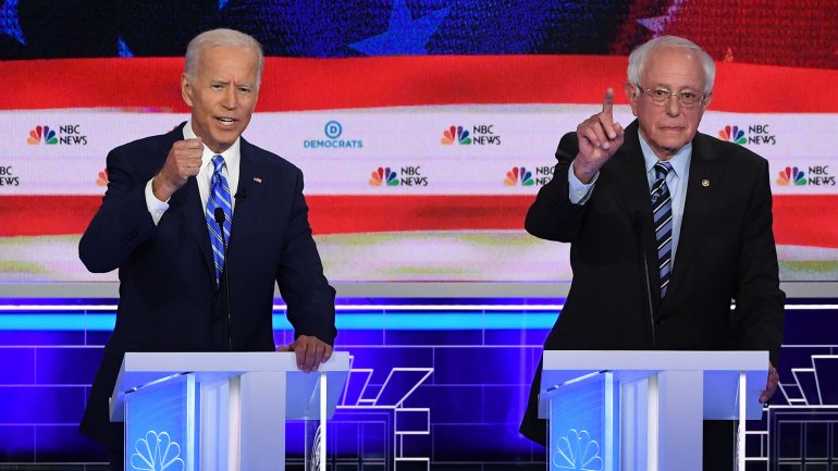Joe Biden e Bernie Sanders, os candidatos que seguem à frente em número de delegados