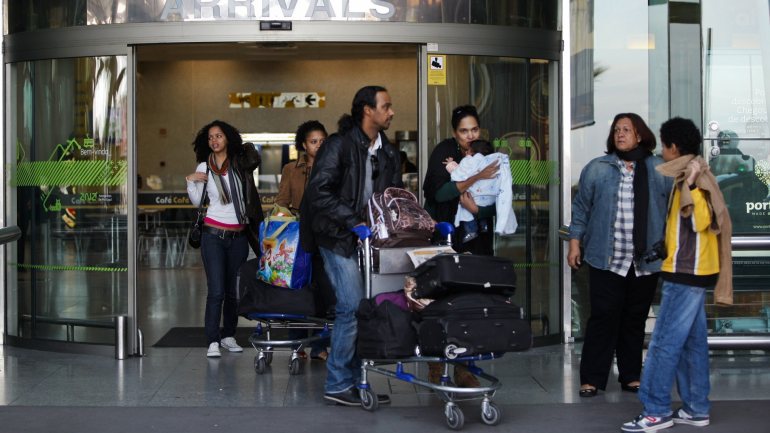 Na sequência da privatização de 51% do capital social da Transportes Aéreos de Cabo Verde, esta ligação regular foi terminada no mês passado