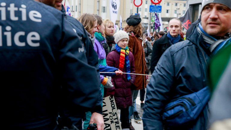 A adolescente chegou sem dizer uma palavra, logo no início do protesto, com o seu famoso cartaz na mão (Greve Escolar pelo Clima), em letras negras e fundo branco