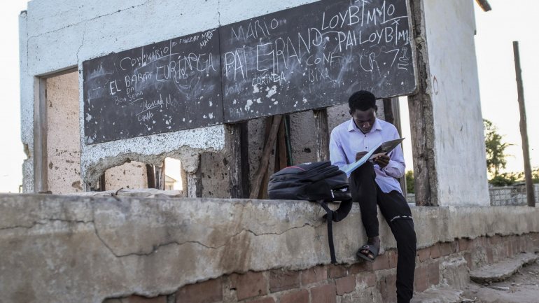 3.500 salas de aula foram atingidas pelo ciclone nos estabelecimentos de ensino do Centro de Moçambique, sobretudo ficando sem cobertura