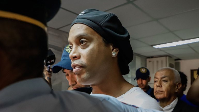 Ronaldinho Gaúcho está em prisão preventiva na sequência de uma alegada adulteração de passaportes e falsificação de documentos