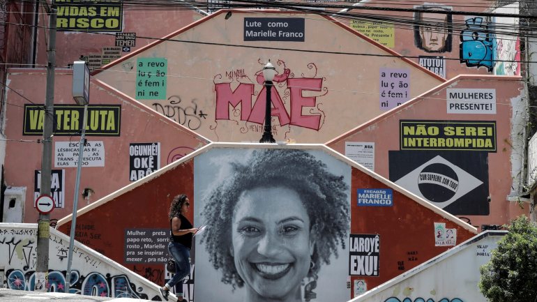 Marielle Franco, vereadora e ativista, foi assassinada a tiro na noite de 14 de março de 2018, quando circulava de carro no centro do Rio de Janeiro, depois de ter participado num ato político