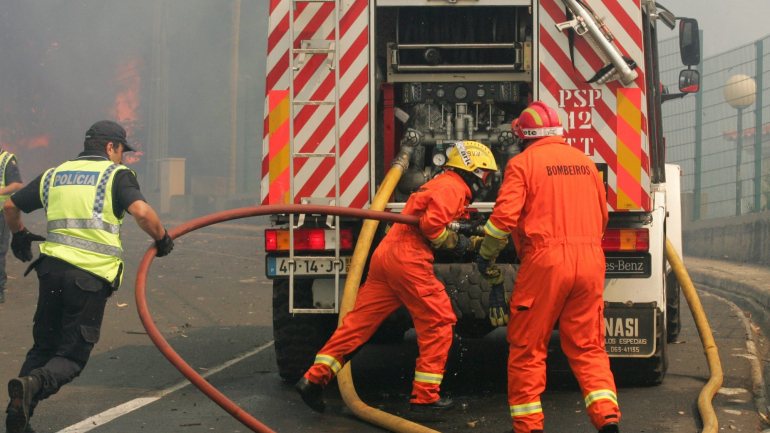 Foram mobilizados meios de dois corpos de bombeiros - voluntários de Câmara de Lobos e Voluntários Madeirenses - e também do Corpo da Polícia Florestal