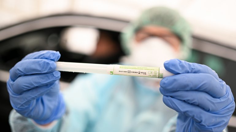 A realização de testes de deteção do novo coronavírus por pessoass sem sintomas e sem indicação médica expressa para o fazer continuam a não ter comparticipação