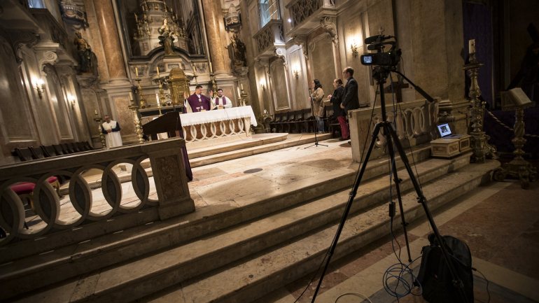 Muitas paróquias optaram por fazer missas em streaming