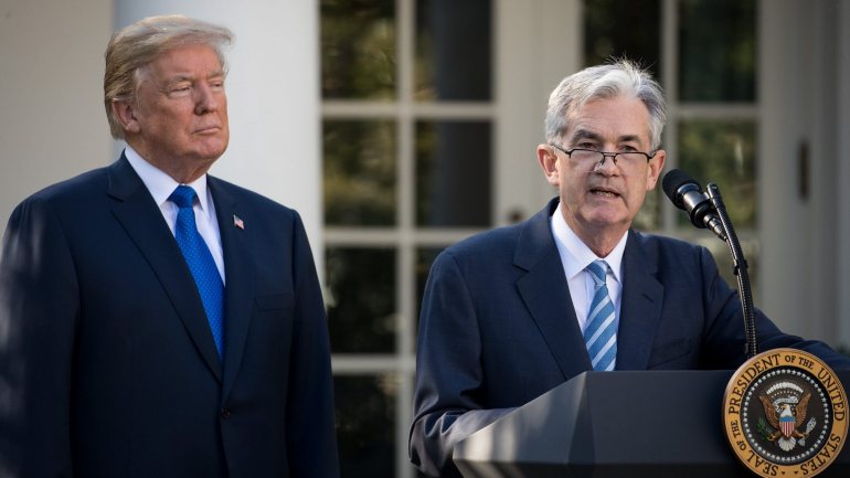 Jay Powell, à direita de Donald Trump, é o presidente da Reserva Federal dos EUA.