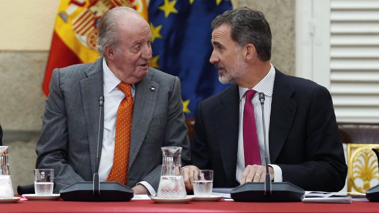 A Casa Real espanhola publicou um comunicado em que informa que, para além de renunciar à sua herança, Felipe VI também retira a Juan Carlos as ajudas de custo anuais que este recebia