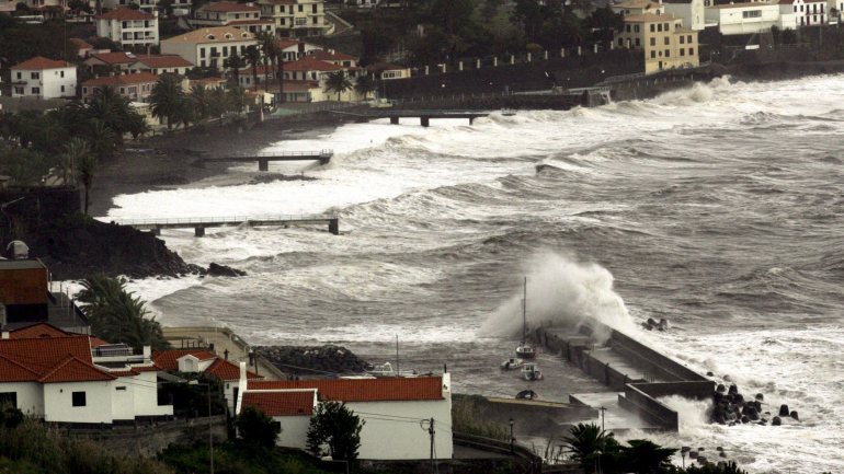 Na costa estão previstas ondas com 4 a 4,5 metros e o aviso estará em vigor entre as 15h desta segunda-feira e as 6h de terça-feira