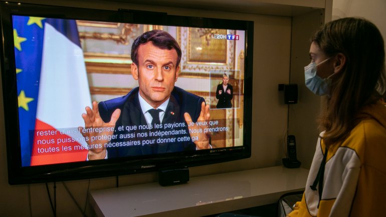 Emmanuel Macron falou esta segunda-feira e declarou guerra à Covid-19