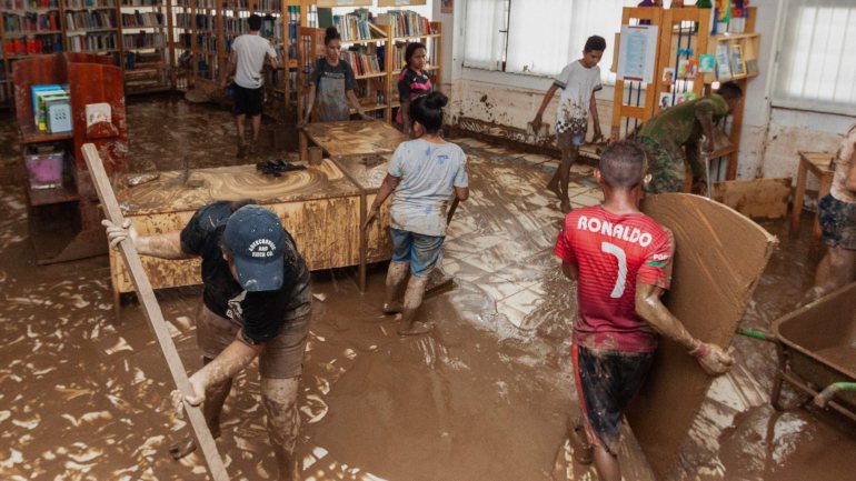 “A Direção da Escola encontra-se a avaliar os estragos e a proceder à limpeza das áreas afetadas, prevendo-se que durante a próxima semana o estabelecimento possa reabrir”, indicou o Ministério da Educação português