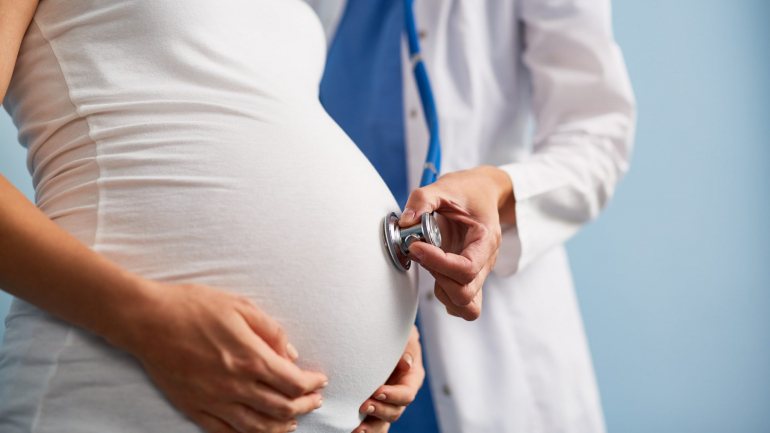 Quais os riscos que correm e que cuidados devem ter as grávidas em caso de suspeita ou infeção de coronavírus