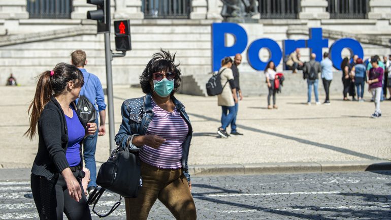 A Câmara Municipal do Porto desenvolveu, juntamente com uma empresa local, um projeto para iniciar a produção de máscaras cirúrgicas de proteção individual para os funcionários municipais que contactam com o público