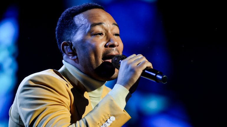 John Legend vai transmitir em direto um concerto dado a partir de sua casa esta noite, às 20h de Portugal continental