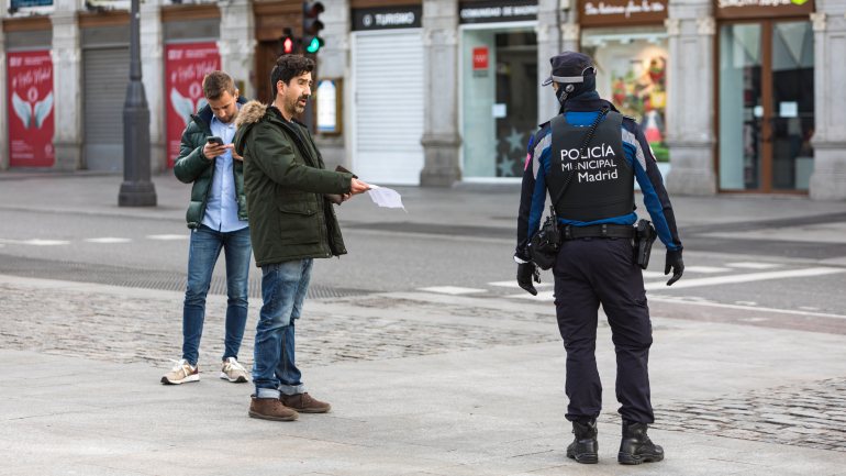 Com a declaração do estado de emergência, as autoridades espanholas passaram a poder pedir a documentação aos transeuntes que encontram na rua. As multas podem ir dos 100 aos 600 mil euros
