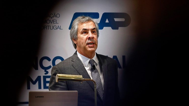 O secretário-geral da Associação Automóvel de Portugal (ACAP), Hélder Pedro, considera que a pandemia do coronavírus justifica, da parte do Governo, medidas específicas para um sector que, em Portugal, emprega directamente cerca de 200 mil pessoas